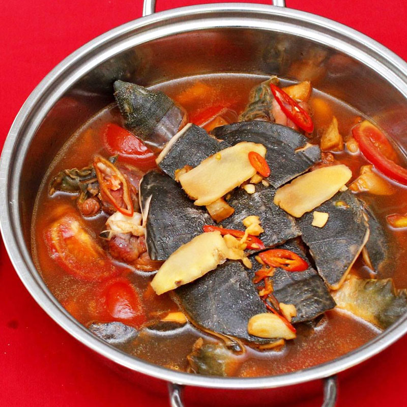 Baba nấu rượu vang đỏ tại bàn