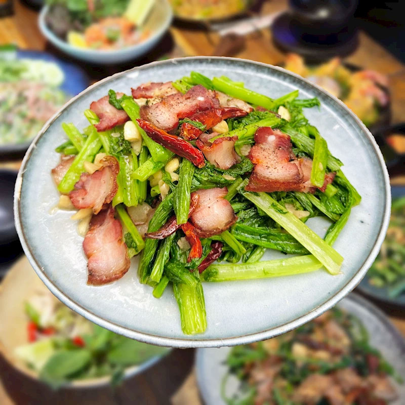 Cải mèo xào thịt lớn gác bếp