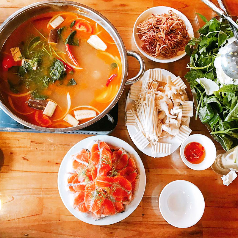 Lẩu cá hồi chua cay