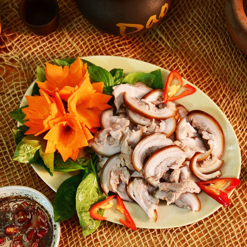 Lợn bản hấp lá thơm